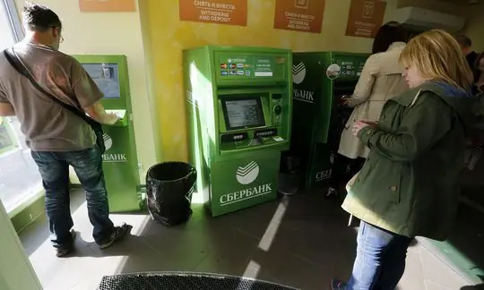 So erh alten Sie Kontodaten an einem Geldautomaten der Sberbank