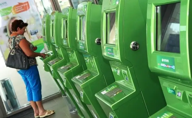 Yuav ua li cas ntxig ib daim npav rau hauv Sberbank ATM