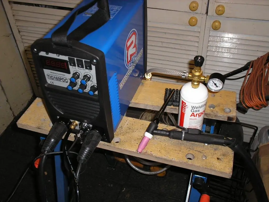 Shielded gas welding machine