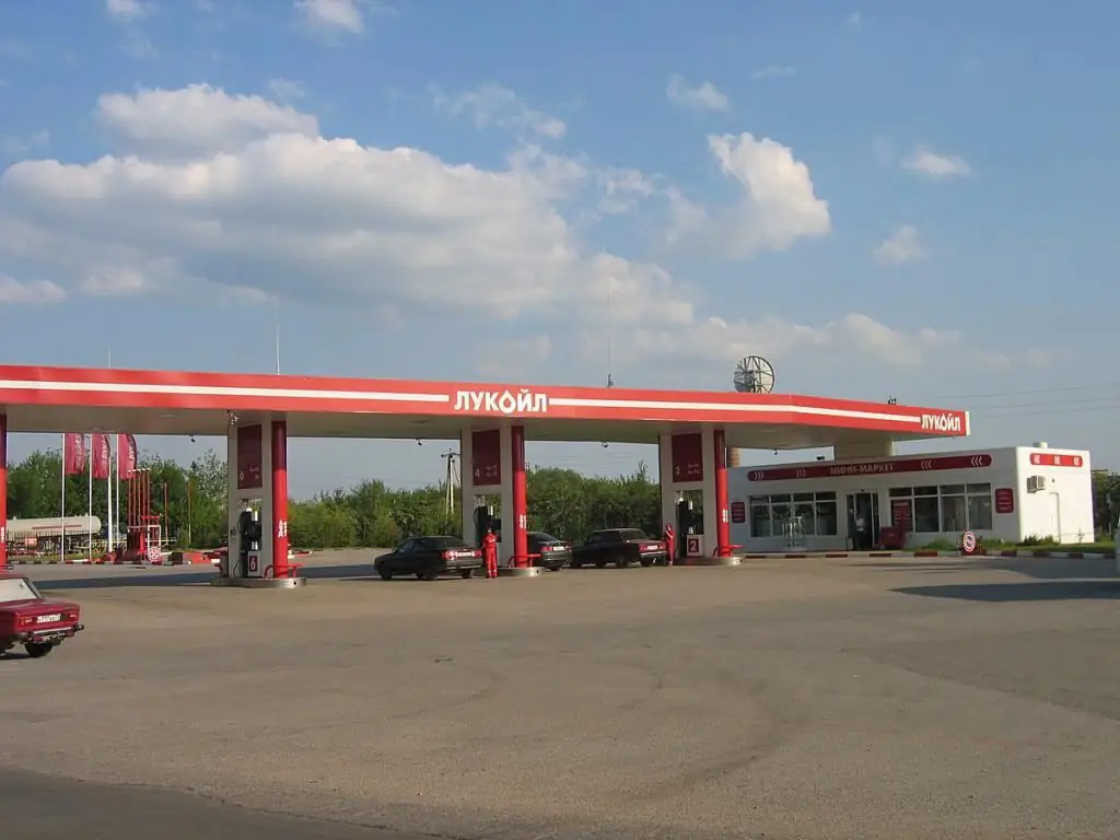 "Lukoil": maoni kutoka kwa wafanyakazi kuhusu kufanya kazi katika kampuni, hali ya kazi, mshahara