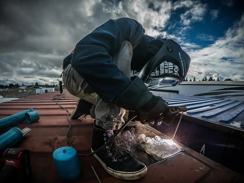 Electric welding of cast iron in a cold way