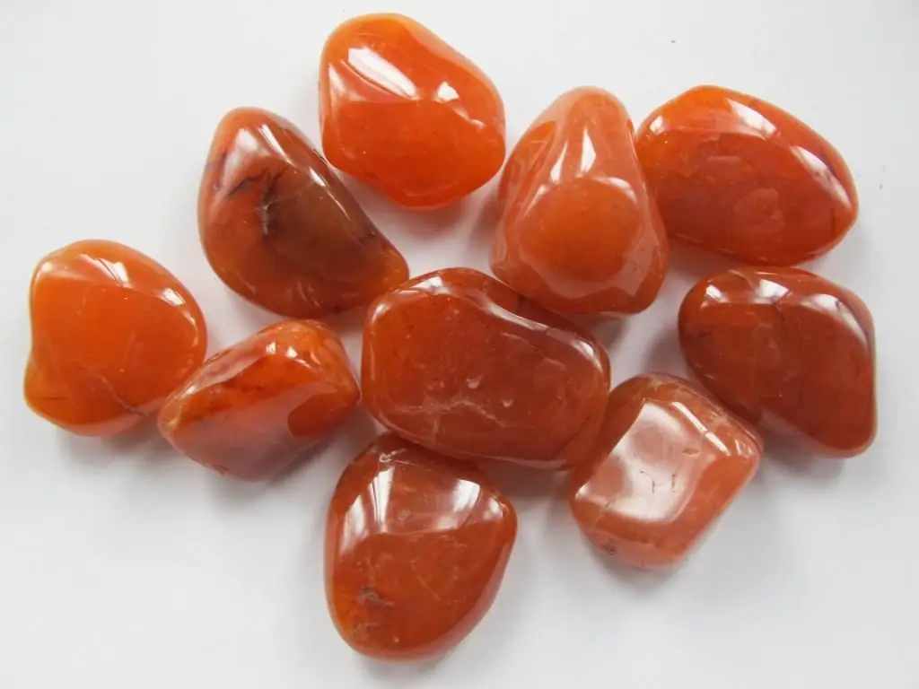 Carnelian na bumabagsak