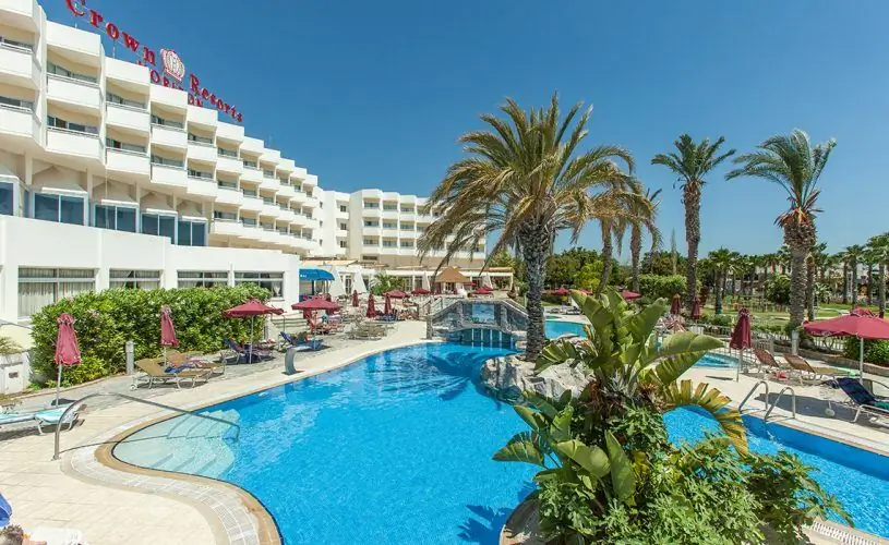 Piscina em um hotel cipriota