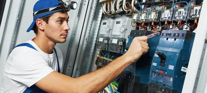 descrição do trabalho de um eletricista para reparo e manutenção da 3ª categoria