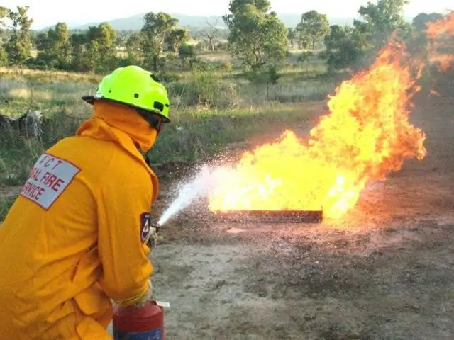 mit einem Schaumfeuerlöscher