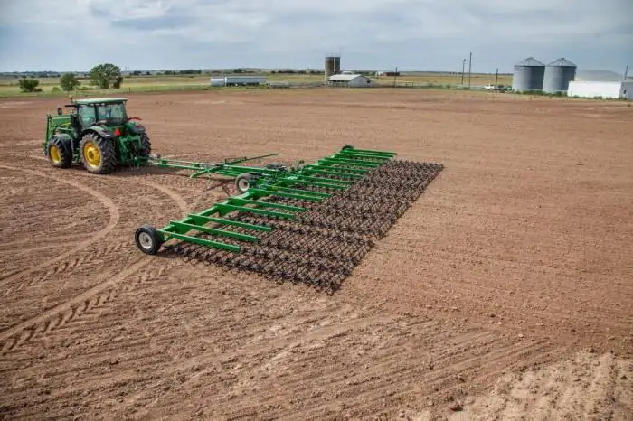 una grada és un instrument agrícola