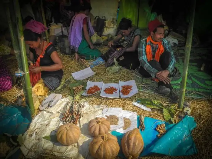 একটি বিনিময় লেনদেন হল একটি সরাসরি বিনিময় লেনদেন। বিনিময় চুক্তি। প্রাকৃতিক বিনিময়