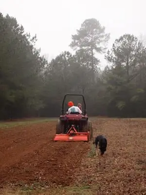 Un mini tractor para una residencia de verano es más una necesidad que un lujo