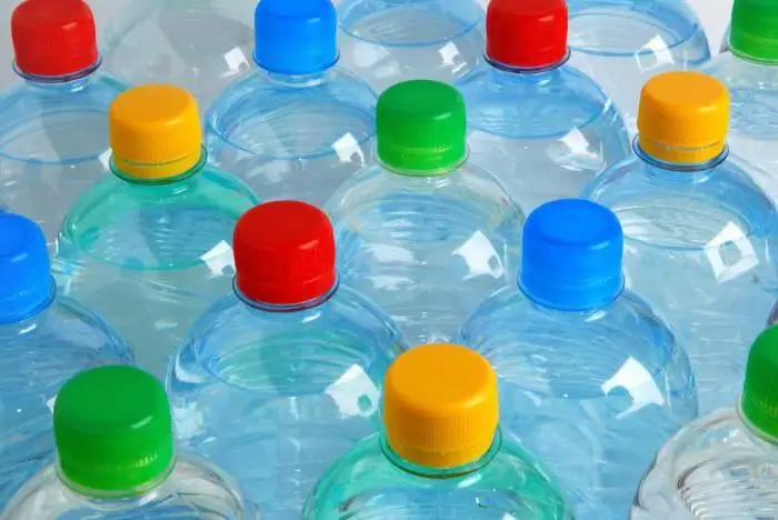 Recycler les bouteilles en plastique en tant qu'entreprise. Équipement de recyclage de bouteilles en plastique