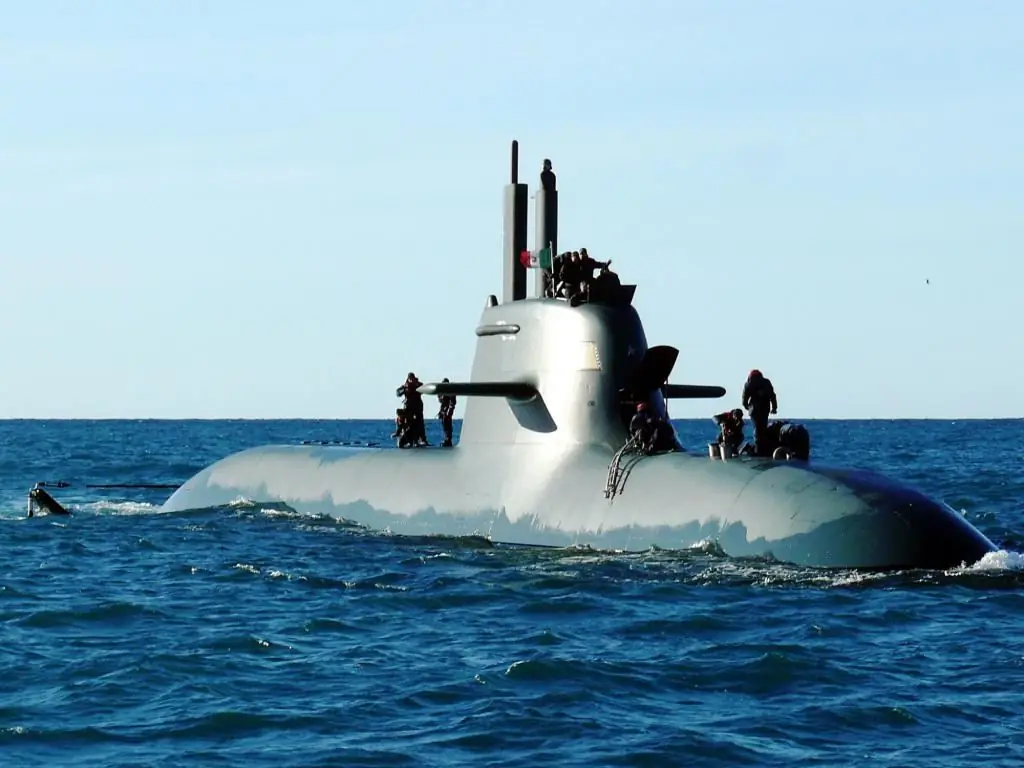 Diesel submarines: keeb kwm ntawm kev tsim, cov phiaj xwm nkoj, lub hauv paus ntawm kev ua haujlwm, qhov zoo, qhov tsis zoo thiab theem ntawm kev txhim kho